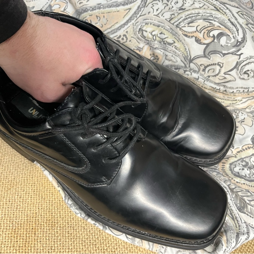 UNLISTED by KENNETH COLE black lace up dress shoes MENS SIZE 10. Good condition